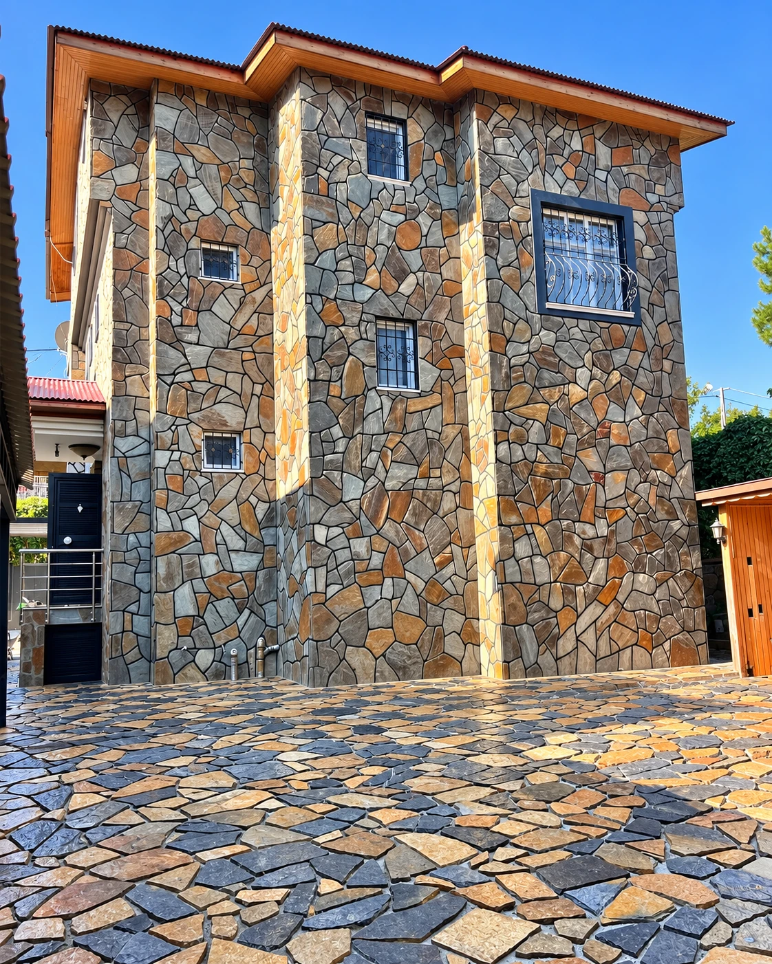 Doğal kayrak taşı ile villa dış cephe ve duvar kaplama uygulaması